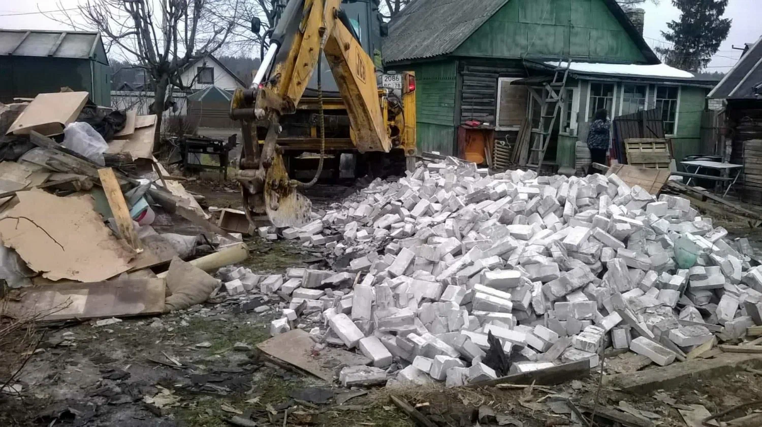 Вывоз мусора после сноса здания в Новоалтайске от ПроМусор – цена от 5112 руб., утилизация и уборка стройотходов