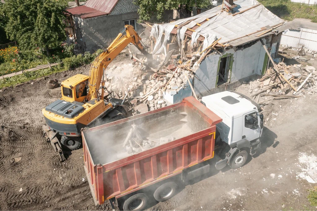 Вывоз мусора после сноса зданий с выездом в Новоалтайске в октябре