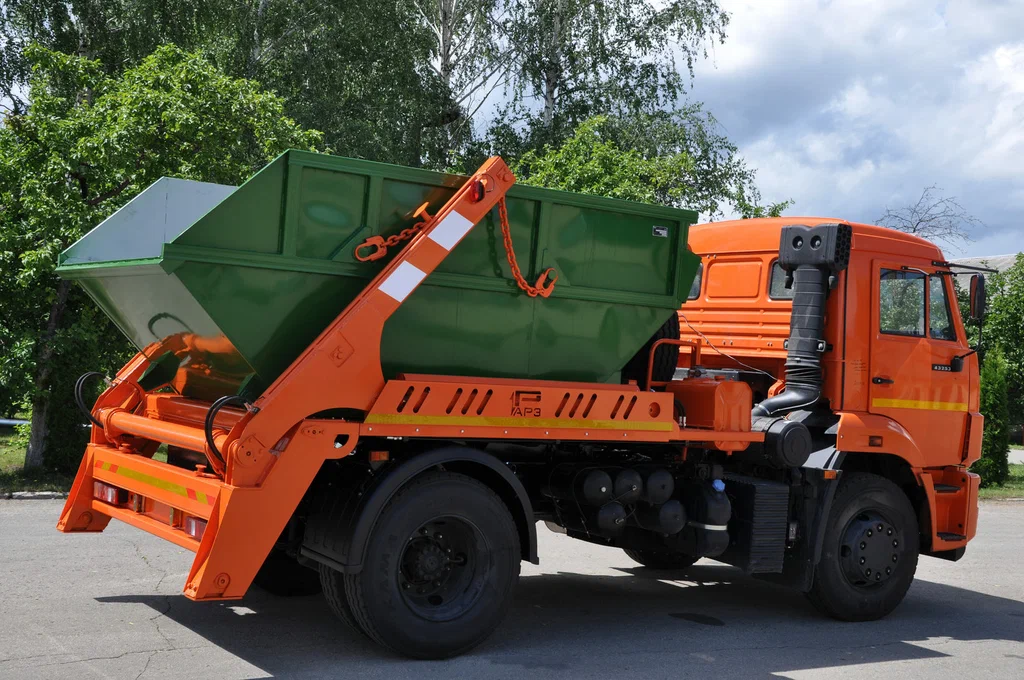 Заказ бункеровоза для вывоза мусора и отходов в Новоалтайске в октябре