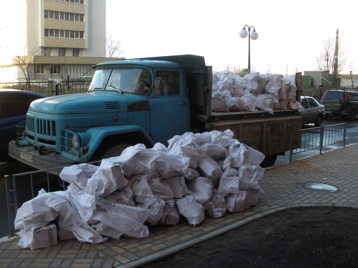 Вывоз мусора ЗИЛом в Новоалтайске от ПроМусор: аренда самосвала ЗИЛ от 2300 руб