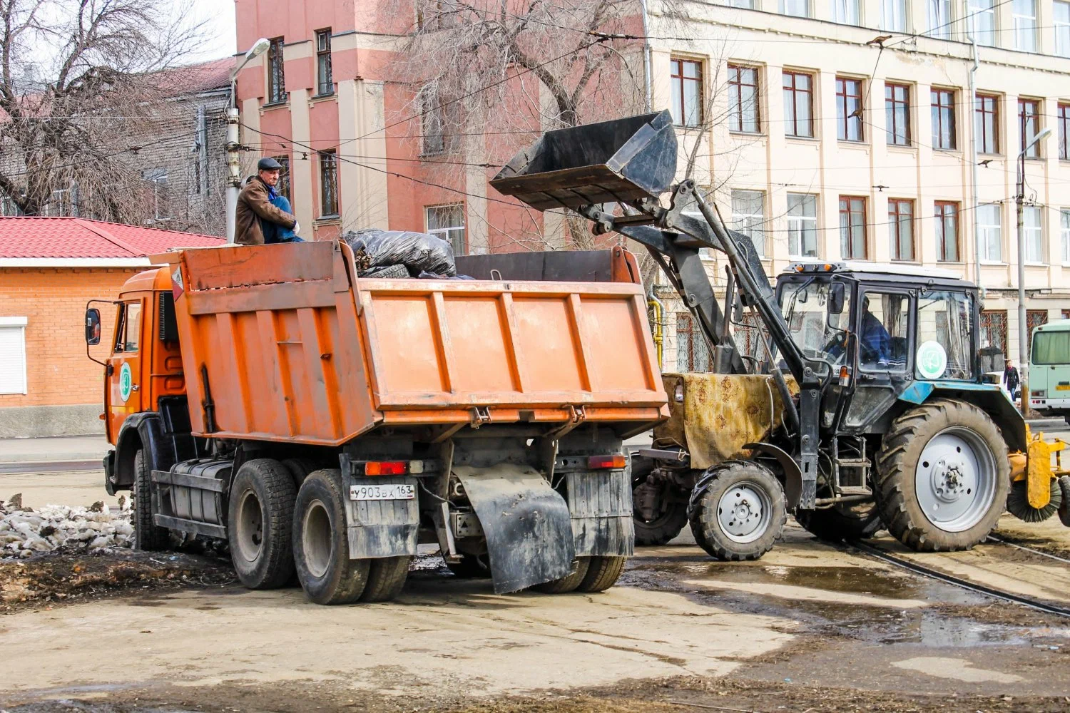Вывоз мусора Камазом в Новоалтайске – аренда и заказ Камаза 10 тонн от 2403 руб. в ПроМусор