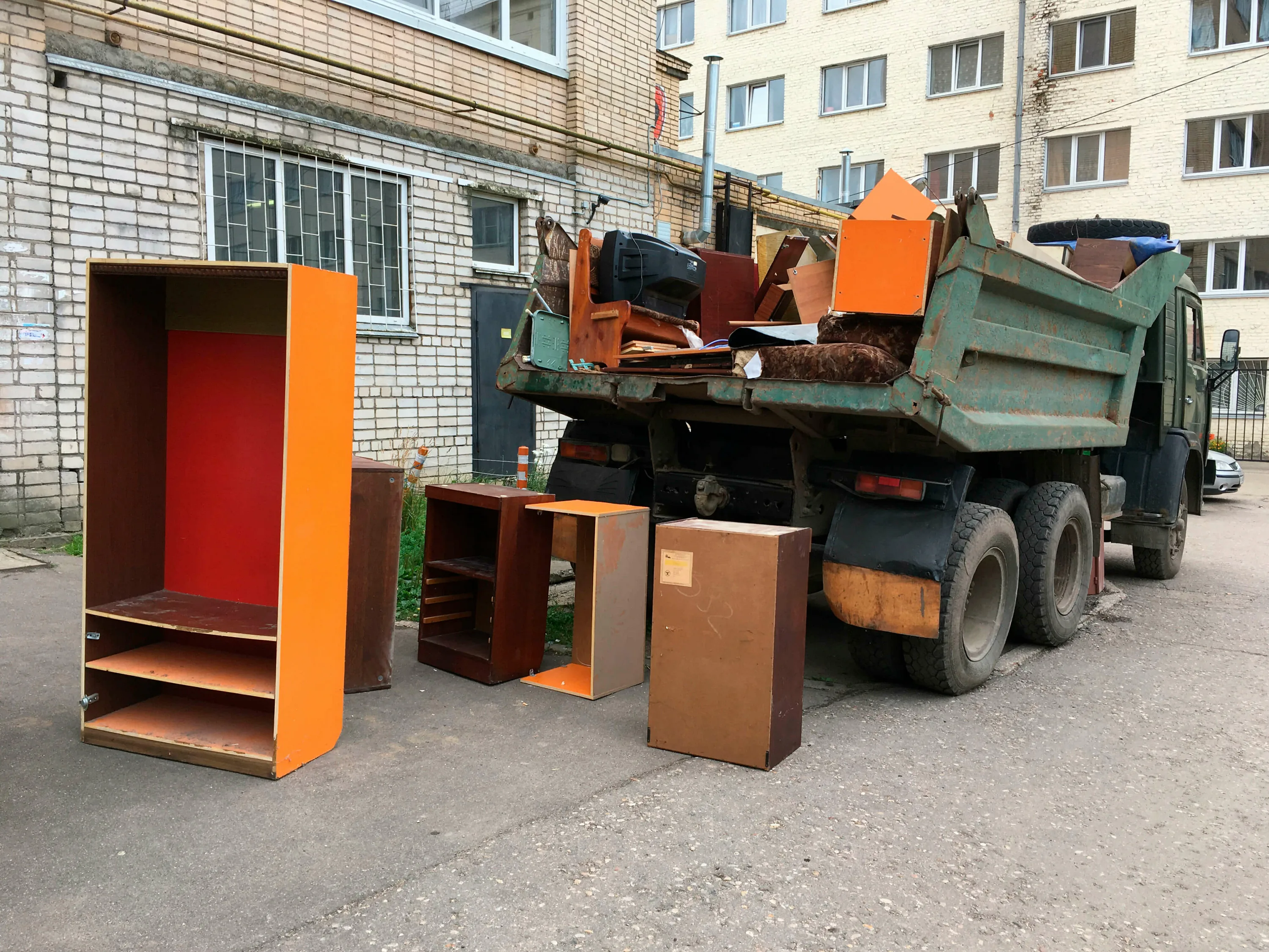 Утилизация старой мебели с вывозом и разбором в Новоалтайске в октябре