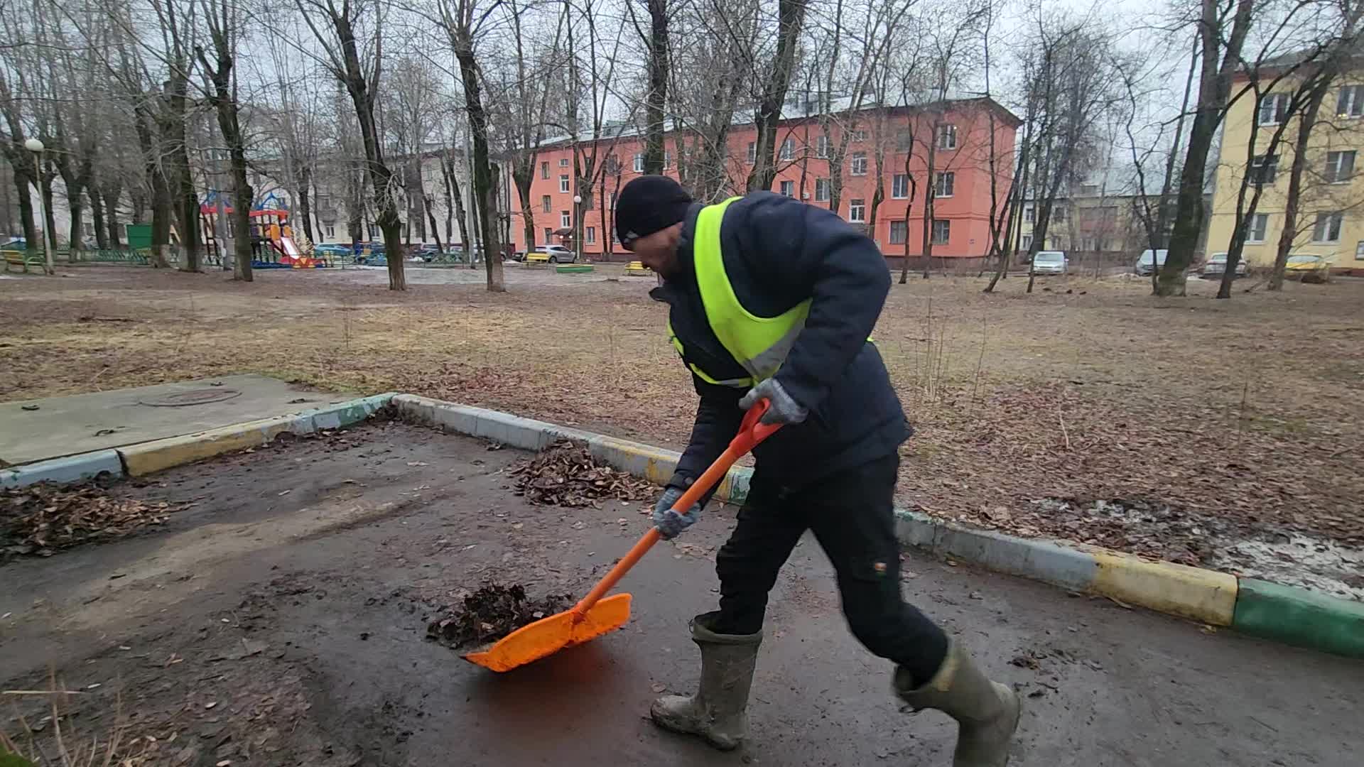 Уборка территорий в Новоалтайске в октябре