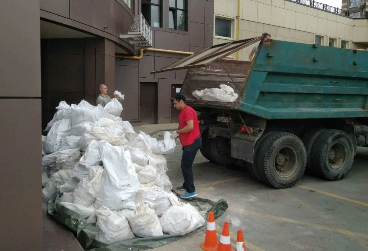 Вывоз мусора из подвала в Новоалтайске от ПроМусор – уборка, разбор завалов и очистка, цены от 2454 руб
