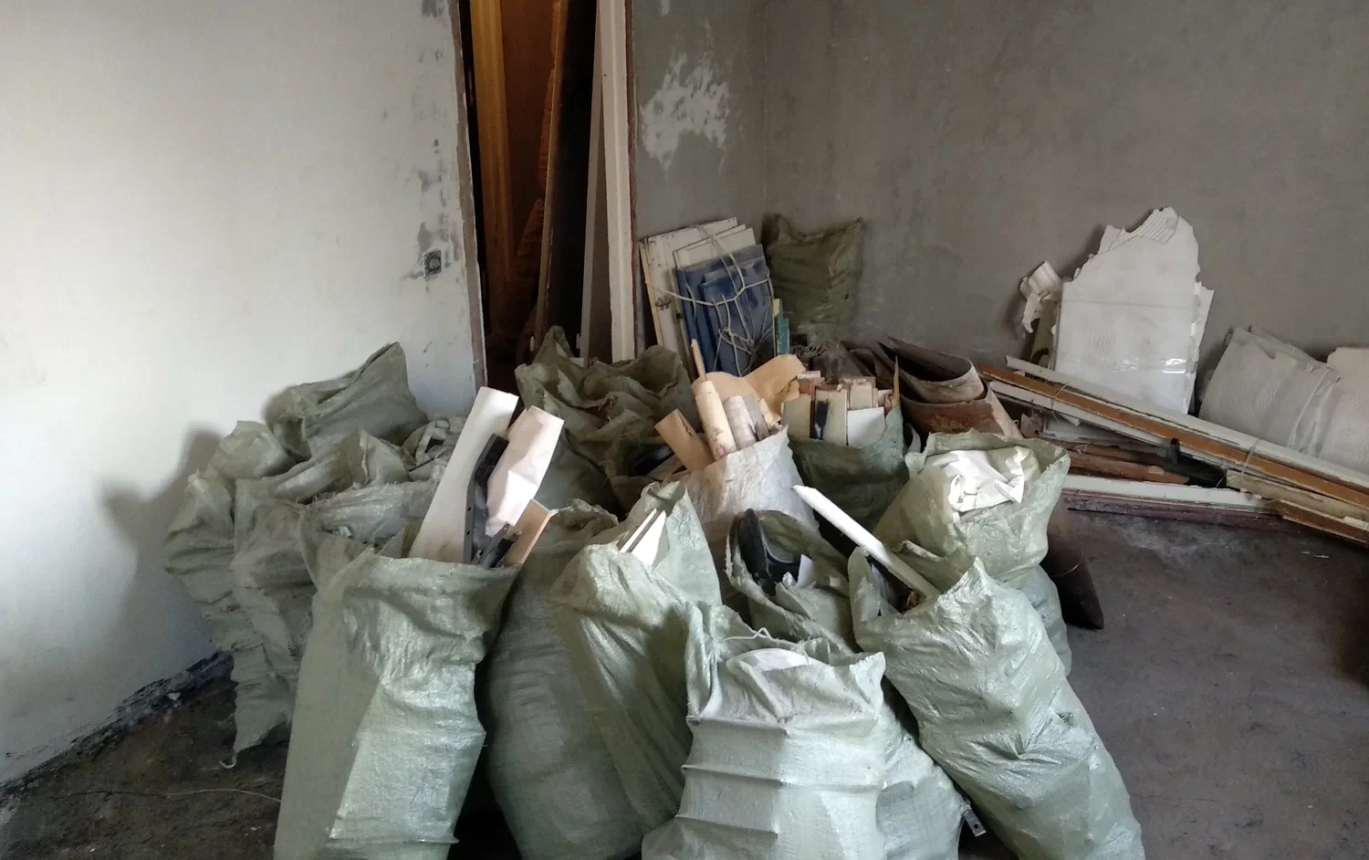 Уборка строительного мусора с вывозом и утилизацией в Новоалтайске в октябре