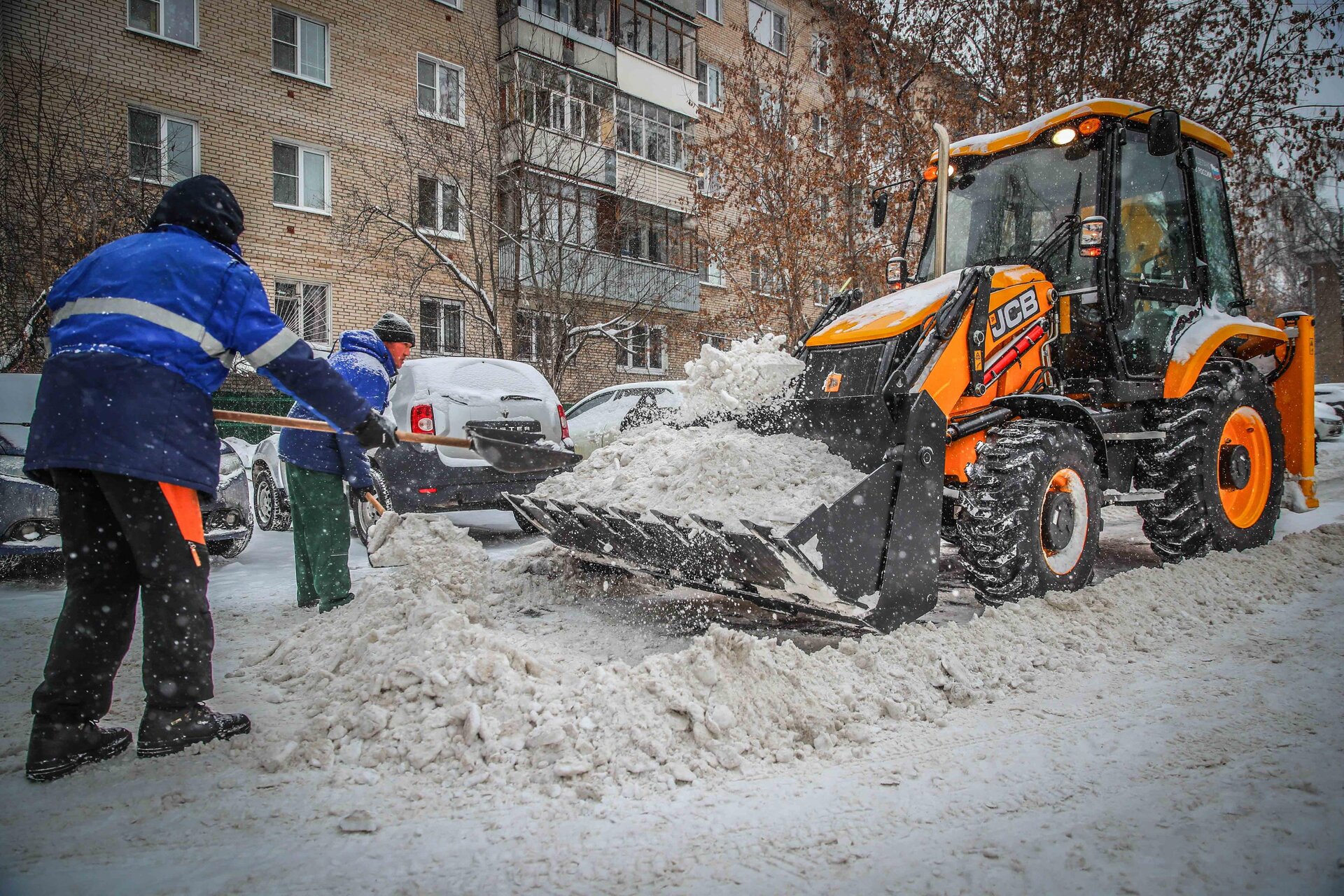 Очистка дворов от снега и наледи в Новоалтайске — уборка снега, трактор и ручная, цены от 511 руб. | ПроМусор