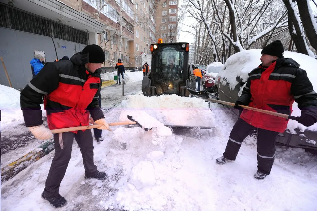Очистка дворов от снега с гарантией результата в Новоалтайске в октябре