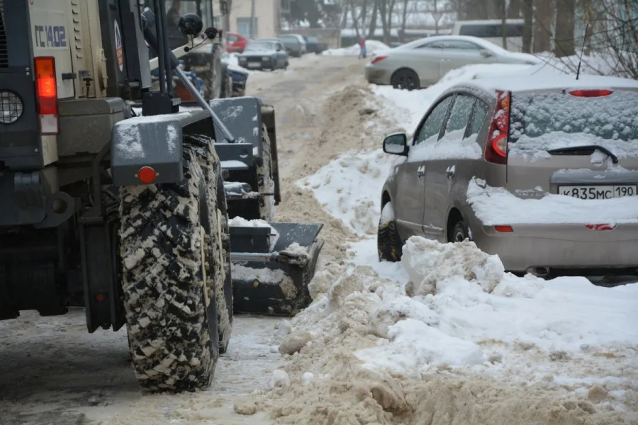 Уборка снега на парковках в Новоалтайске в октябре