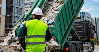 Вывоз строительного мусора в Новоалтайске: услуги лицензированной компании — ПроМусор